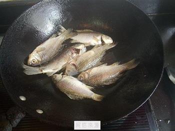 小鲫鱼汤怎么做，小鲫鱼汤怎么做好吃，小鲫鱼汤做法