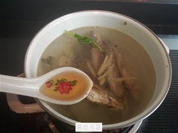 小鲫鱼汤怎么做，小鲫鱼汤怎么做好吃，小鲫鱼汤做法