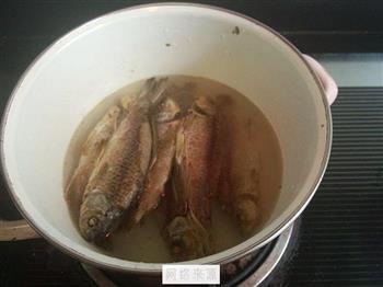 小鲫鱼汤怎么做，小鲫鱼汤怎么做好吃，小鲫鱼汤做法