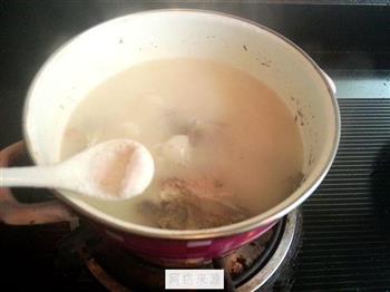 小鲫鱼汤怎么做，小鲫鱼汤怎么做好吃，小鲫鱼汤做法
