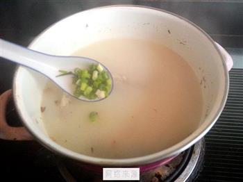 小鲫鱼汤怎么做，小鲫鱼汤怎么做好吃，小鲫鱼汤做法