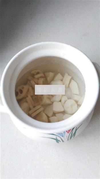 雪梨荸荠莲藕汤怎么做，雪梨荸荠莲藕汤怎么做好吃，雪梨荸荠莲藕汤做法