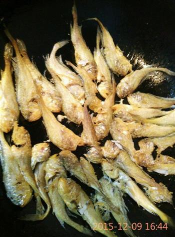 野葱烤小黄鱼怎么做，野葱烤小黄鱼怎么做好吃，野葱烤小黄鱼做法