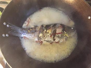 青红椒鲫鱼怎么做，青红椒鲫鱼怎么做好吃，青红椒鲫鱼做法