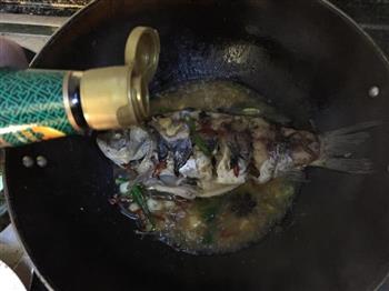 青红椒鲫鱼怎么做，青红椒鲫鱼怎么做好吃，青红椒鲫鱼做法