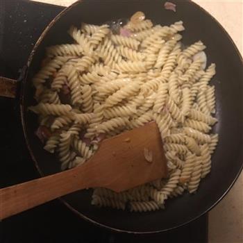培根蘑菇海鲜意面怎么做，培根蘑菇海鲜意面怎么做好吃，培根蘑菇海鲜意面做法