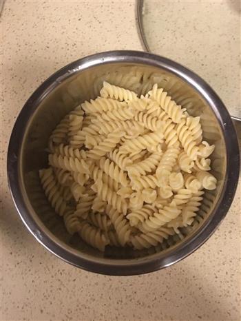 培根蘑菇海鲜意面怎么做，培根蘑菇海鲜意面怎么做好吃，培根蘑菇海鲜意面做法