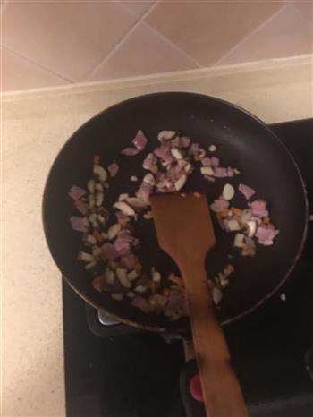 培根蘑菇海鲜意面怎么做，培根蘑菇海鲜意面怎么做好吃，培根蘑菇海鲜意面做法