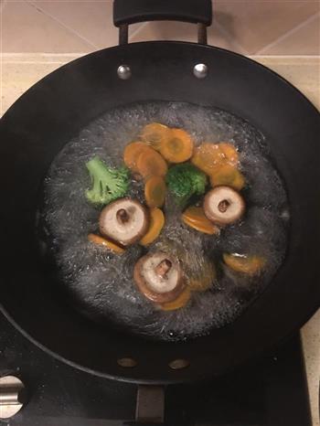 培根蘑菇海鲜意面怎么做，培根蘑菇海鲜意面怎么做好吃，培根蘑菇海鲜意面做法