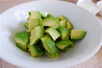 鲜虾牛油果沙拉怎么做，鲜虾牛油果沙拉怎么做好吃，鲜虾牛油果沙拉做法