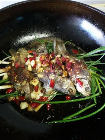 葱烤野生河鲫鱼＋酸辣家常菜怎么做，葱烤野生河鲫鱼＋酸辣家常菜怎么做好吃，葱烤野生河鲫鱼＋酸辣家常菜做法