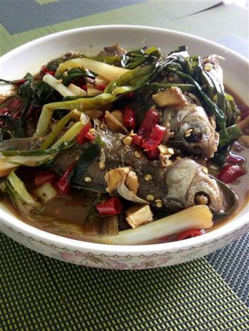 葱烤野生河鲫鱼＋酸辣家常菜怎么做，葱烤野生河鲫鱼＋酸辣家常菜怎么做好吃，葱烤野生河鲫鱼＋酸辣家常菜做法