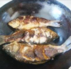葱酥鲤鱼怎么做，葱酥鲤鱼怎么做好吃，葱酥鲤鱼做法