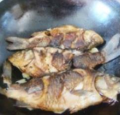 葱酥鲤鱼怎么做，葱酥鲤鱼怎么做好吃，葱酥鲤鱼做法