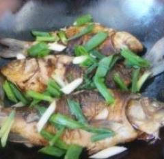 葱酥鲤鱼怎么做，葱酥鲤鱼怎么做好吃，葱酥鲤鱼做法
