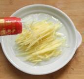 姜丝炒墨鱼怎么做，姜丝炒墨鱼怎么做好吃，姜丝炒墨鱼做法