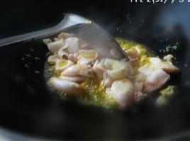 梧桐花炒蒜苗怎么做，梧桐花炒蒜苗怎么做好吃，梧桐花炒蒜苗做法