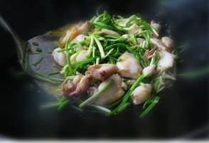 梧桐花炒蒜苗怎么做，梧桐花炒蒜苗怎么做好吃，梧桐花炒蒜苗做法