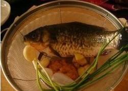 电饭锅蒸鲫鱼怎么做，电饭锅蒸鲫鱼怎么做好吃，电饭锅蒸鲫鱼做法