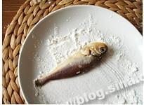 小鱼贴饼子怎么做，小鱼贴饼子怎么做好吃，小鱼贴饼子做法