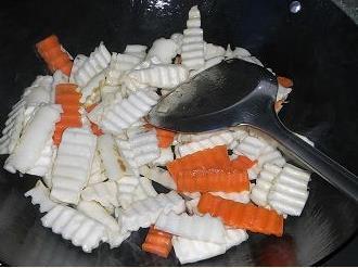 茭白炒目鱼仔怎么做，茭白炒目鱼仔怎么做好吃，茭白炒目鱼仔做法