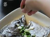 葱油鸦片鱼头怎么做，葱油鸦片鱼头怎么做好吃，葱油鸦片鱼头做法