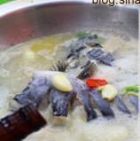 大蒜泡椒焖鲇鱼怎么做，大蒜泡椒焖鲇鱼怎么做好吃，大蒜泡椒焖鲇鱼做法