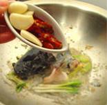 大蒜泡椒焖鲇鱼怎么做，大蒜泡椒焖鲇鱼怎么做好吃，大蒜泡椒焖鲇鱼做法
