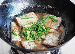 韭菜烧带鱼怎么做，韭菜烧带鱼怎么做好吃，韭菜烧带鱼做法