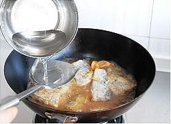 韭菜烧带鱼怎么做，韭菜烧带鱼怎么做好吃，韭菜烧带鱼做法