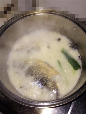 鲜香奶白鲫鱼汤怎么做，鲜香奶白鲫鱼汤怎么做好吃，鲜香奶白鲫鱼汤做法