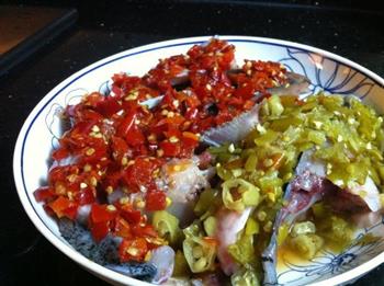 鸳鸯剁椒蒸鱼头怎么做，鸳鸯剁椒蒸鱼头怎么做好吃，鸳鸯剁椒蒸鱼头做法