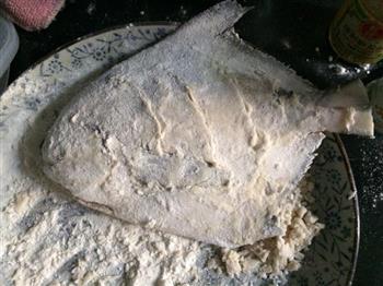 香煎椒盐鲳鱼怎么做，香煎椒盐鲳鱼怎么做好吃，香煎椒盐鲳鱼做法