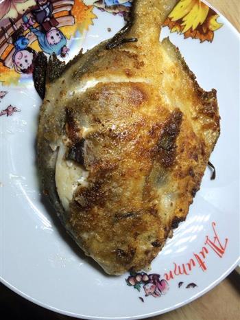 香煎椒盐鲳鱼怎么做，香煎椒盐鲳鱼怎么做好吃，香煎椒盐鲳鱼做法