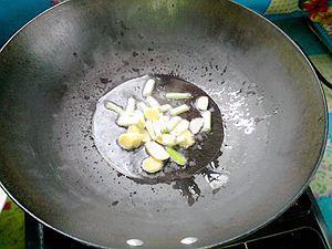 花生焖小鱼怎么做，花生焖小鱼怎么做好吃，花生焖小鱼做法