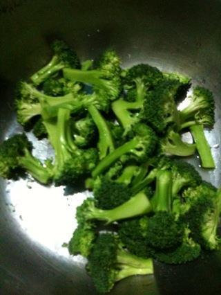 西兰花炒虾怎么做，西兰花炒虾怎么做好吃，西兰花炒虾做法