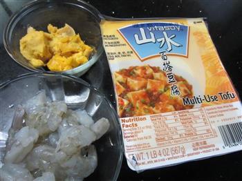 咸蛋黄鲜虾烩豆腐怎么做，咸蛋黄鲜虾烩豆腐怎么做好吃，咸蛋黄鲜虾烩豆腐做法
