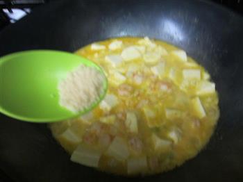 咸蛋黄鲜虾烩豆腐怎么做，咸蛋黄鲜虾烩豆腐怎么做好吃，咸蛋黄鲜虾烩豆腐做法