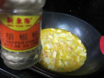 咸蛋黄鲜虾烩豆腐怎么做，咸蛋黄鲜虾烩豆腐怎么做好吃，咸蛋黄鲜虾烩豆腐做法