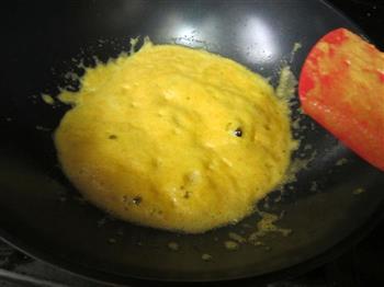 咸蛋黄鲜虾烩豆腐怎么做，咸蛋黄鲜虾烩豆腐怎么做好吃，咸蛋黄鲜虾烩豆腐做法