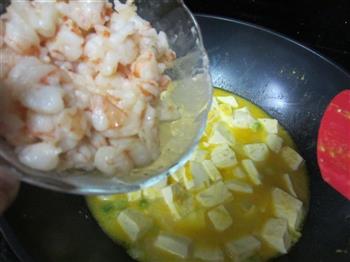 咸蛋黄鲜虾烩豆腐怎么做，咸蛋黄鲜虾烩豆腐怎么做好吃，咸蛋黄鲜虾烩豆腐做法