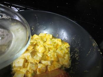 咸蛋黄鲜虾烩豆腐怎么做，咸蛋黄鲜虾烩豆腐怎么做好吃，咸蛋黄鲜虾烩豆腐做法