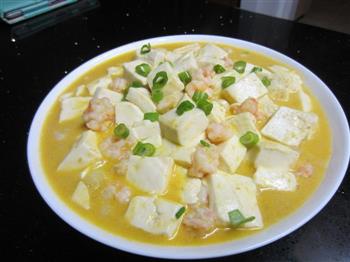 咸蛋黄鲜虾烩豆腐怎么做，咸蛋黄鲜虾烩豆腐怎么做好吃，咸蛋黄鲜虾烩豆腐做法