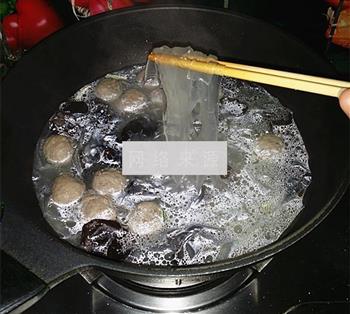 牛丸木耳炖粉条怎么做，牛丸木耳炖粉条怎么做好吃，牛丸木耳炖粉条做法