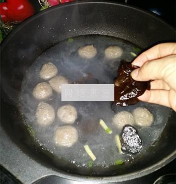 牛丸木耳炖粉条怎么做，牛丸木耳炖粉条怎么做好吃，牛丸木耳炖粉条做法