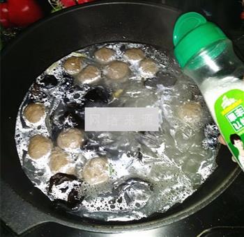 牛丸木耳炖粉条怎么做，牛丸木耳炖粉条怎么做好吃，牛丸木耳炖粉条做法