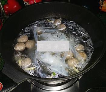 牛丸木耳炖粉条怎么做，牛丸木耳炖粉条怎么做好吃，牛丸木耳炖粉条做法
