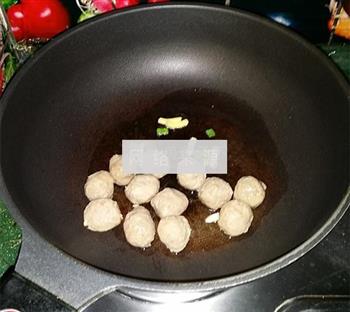牛丸木耳炖粉条怎么做，牛丸木耳炖粉条怎么做好吃，牛丸木耳炖粉条做法