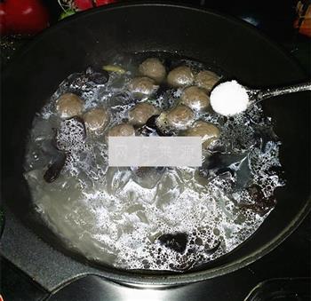 牛丸木耳炖粉条怎么做，牛丸木耳炖粉条怎么做好吃，牛丸木耳炖粉条做法