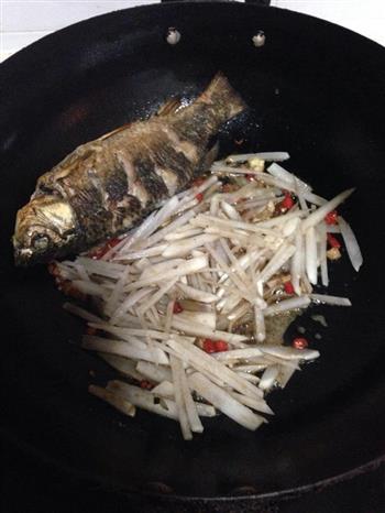 萝卜丝红烧鲫鱼怎么做，萝卜丝红烧鲫鱼怎么做好吃，萝卜丝红烧鲫鱼做法